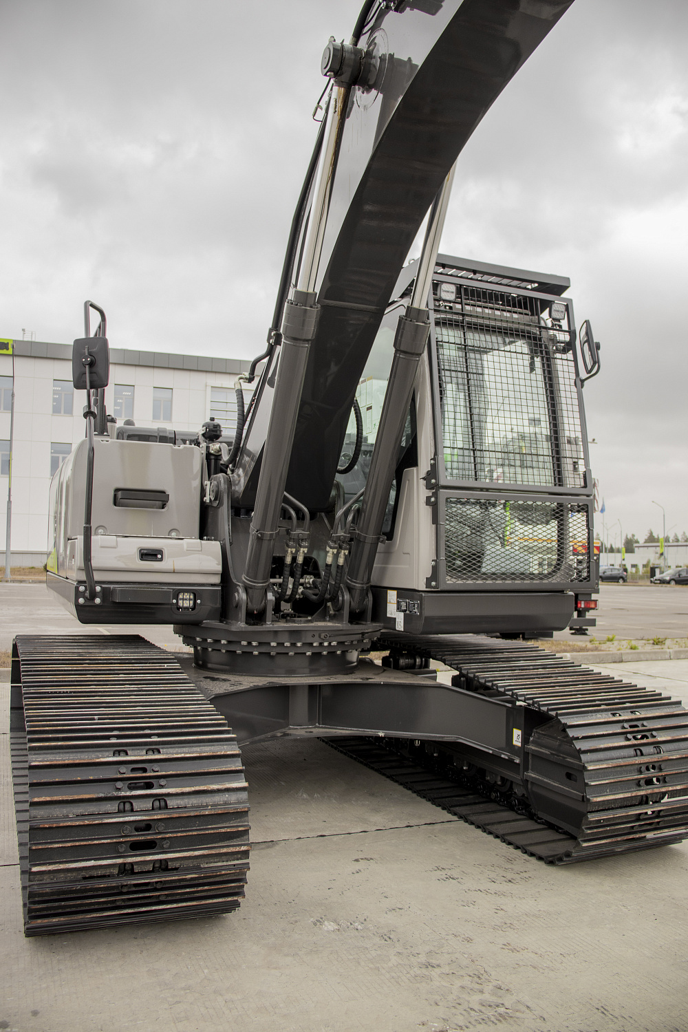 НОВИНКА! Cтарт продаж гусеничного экскаватора ZE215G